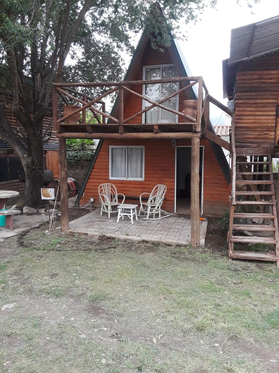 Vista frontal de cabaña alpina en Santa Maria de Punilla