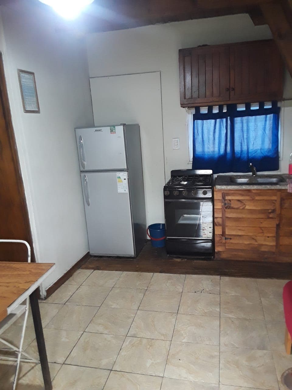Vista de la cocina de la cabaña alpina en Santa María de Punilla