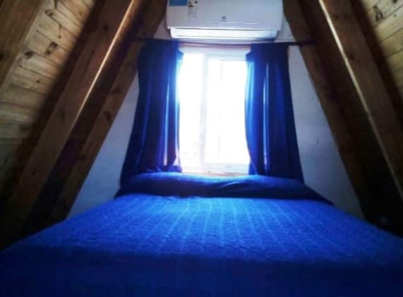 Habitación con cama matrimonial de la cabaña alpina