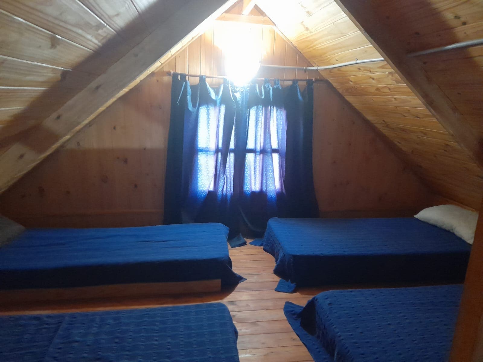 Habitación de cabaña con 4 camas