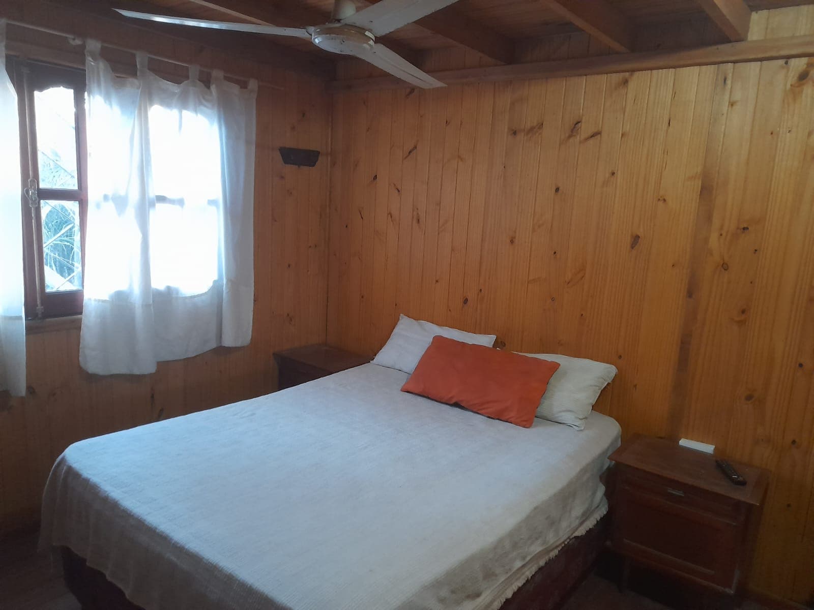 Habitacion de cabaña con cama matrimonial