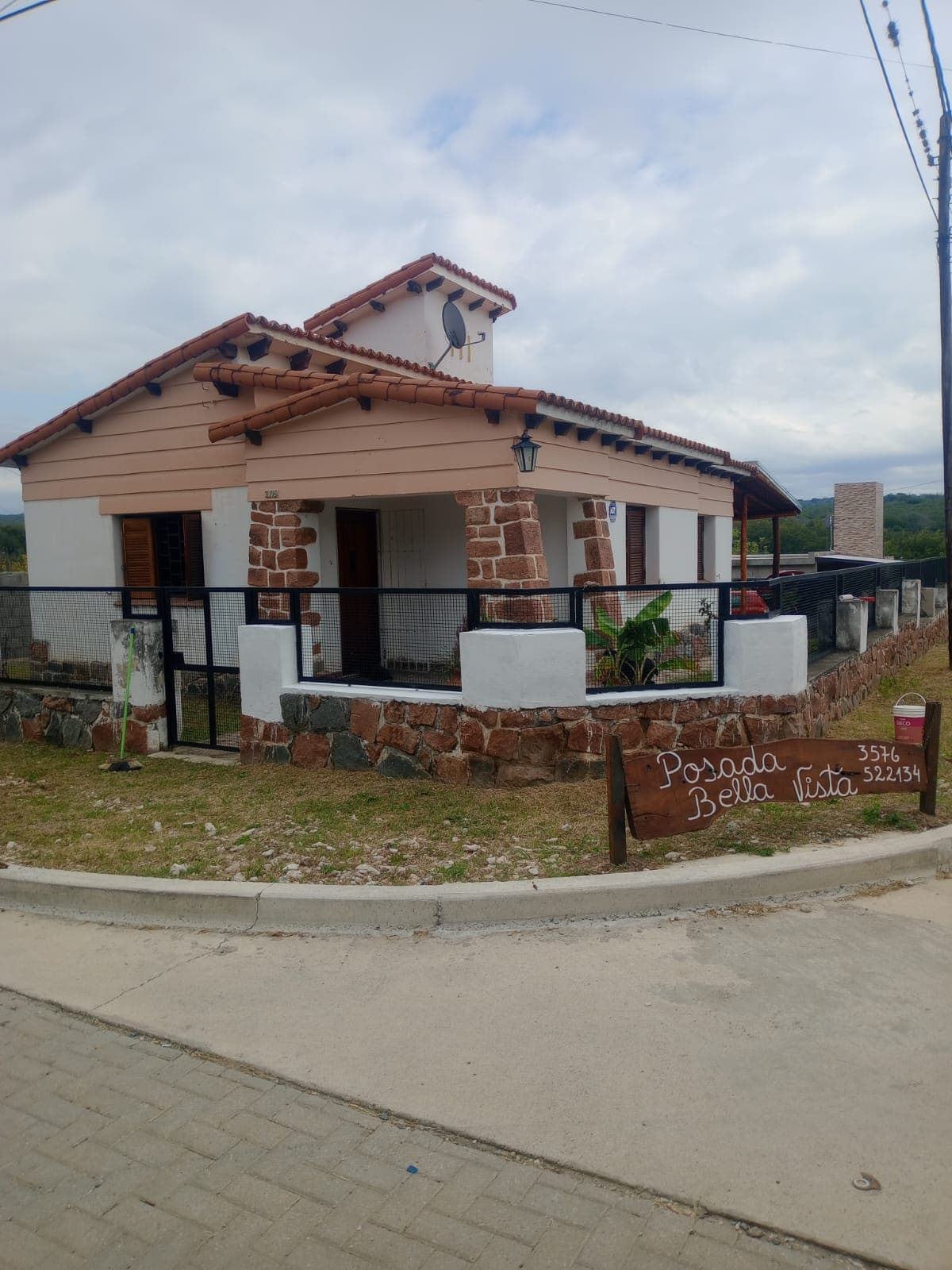 Vista diagonal del chalet en Santa María de Punilla